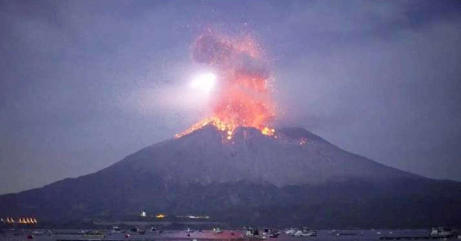 दक्षिणी जापानमा ज्वालामुखी विष्फोटः दर्जनौँ मानिसलाई घर छोड्न आग्रह