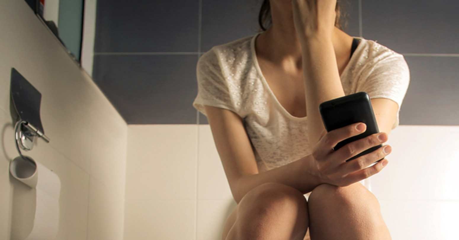 के तपाई पनि शौचालयमा मोबाइल फोन प्रयोग गर्नुहुन्छ ? स्वास्थ्यमा हानी गर्छ है