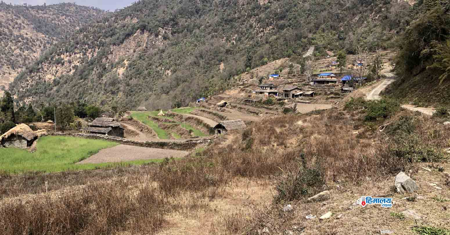 जीर्ण बन्दै गाउँमा ढुङ्गा र खरले छाएका घर, हराउँदै ग्रामीण सौन्दर्य
