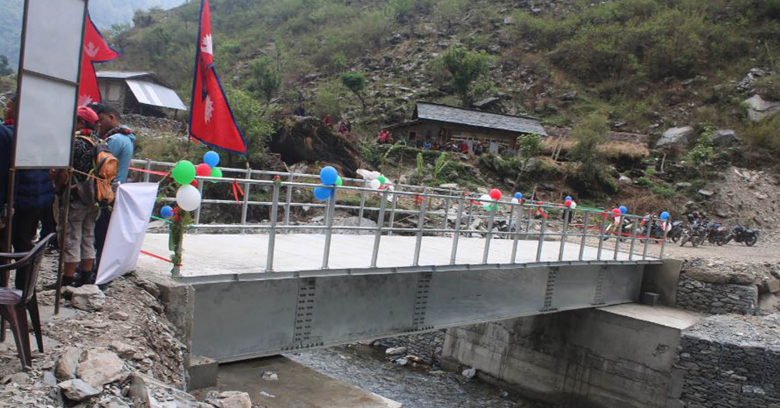 विकट गाउँमा नियमित यातायात संचालन गर्न मोटरेवल पुल निर्माण