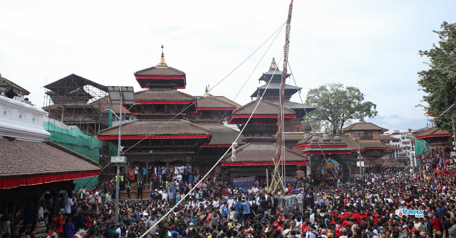 ध्वजासहितको लिङ्गो ठड्याएर शुरू भयो इन्द्रजात्रा (तस्बिरहरू)