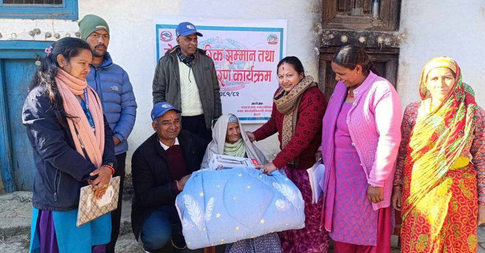 बैतडीको दशरथचन्दमा जेष्ठ नागरिक सम्मान र सामग्री वितरण कार्यक्रम